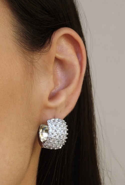 BRINCO ARGOLA LARGA CRAVEJADA COM PEDRA CRISTAL BM2098-R BRINCO ARGOLA LARGA CRAVEJADA COM PEDRA CRISTAL BM2098-R