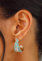 BRINCO ARGOLA OVAL CRAVEJADA CRISTAL E AZUL PARAÍBA BANHADO A OURO 18K BM2367-O