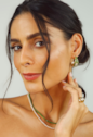 BRINCO ARGOLA OVAL CRAVEJADA CRISTAL E ESMERALDA BANHADO A OURO 18K BM2367-O