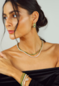 BRINCO ARGOLA OVAL CRAVEJADA CRISTAL E ESMERALDA BANHADO A OURO 18K BM2367-O