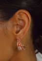 BRINCO ARGOLA OVAL CRAVEJADA CRISTAL E RUBELITA BANHADO A OURO 18K BM2367-O