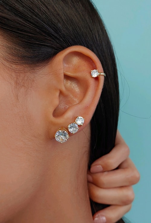 BRINCO COM ZIRCÔNIA CRISTAL NO OURO BM978-O BRINCO COM ZIRCÔNIA CRISTAL NO OURO BM978-O