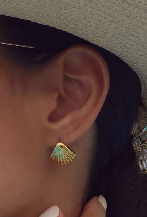 BRINCO CONCHA MINI EM AÇO DOURADO BM2131-AD