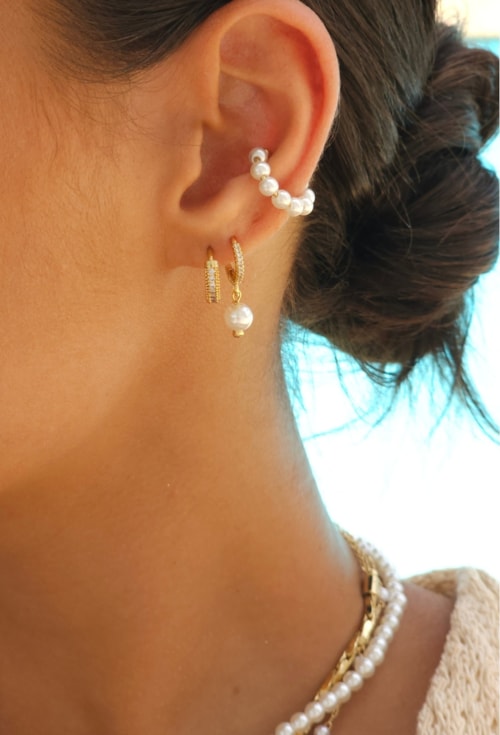 BRINCO DE ARGOLINHA CRAVEJADA COM PÉROLA BM1588-O BRINCO DE ARGOLINHA CRAVEJADA COM PÉROLA BM1588-O