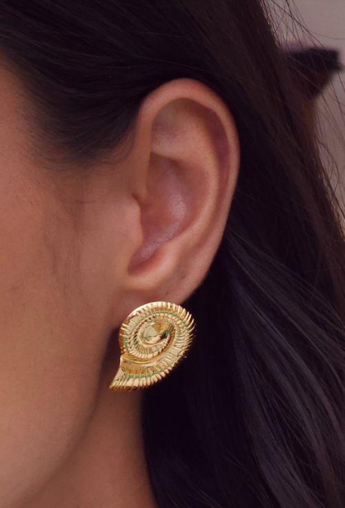 BRINCO DE CONCHA ESPIRAL EM AÇO INOX DOURADO BM2078-AD BRINCO DE CONCHA ESPIRAL EM AÇO INOX DOURADO BM2078-AD