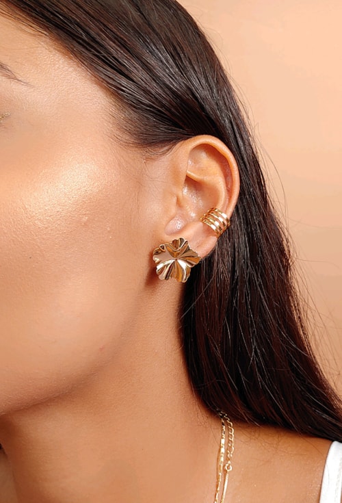 BRINCO DE FLOR MARTELADO NO OURO BM1345-O BRINCO DE FLOR MARTELADO NO OURO BM1345-O