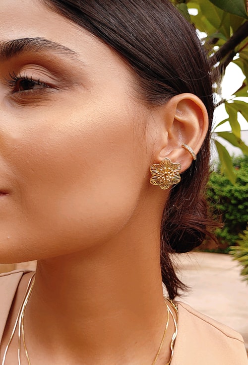 BRINCO DE FLOR NO OURO BM1389-O