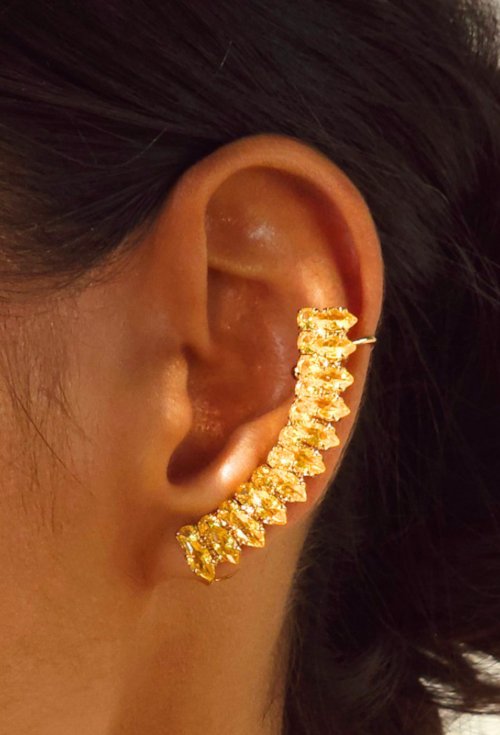 BRINCO EAR CUFF CURVO CRAVEJADO CITRINO BANHADO A OURO 18K BM2365-O