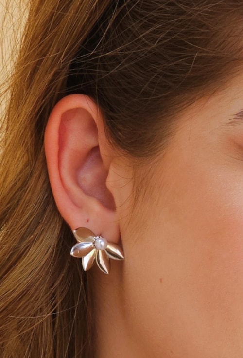 BRINCO EAR CUFF DE FLOR COM PÉROLA NO RÓDIO BM1809-R