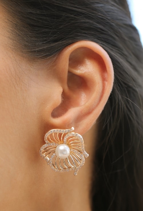 BRINCO FLOR COM PÉROLA CRAVEJADO OURO 18K 5 MILÉSIMOS BM2185-O