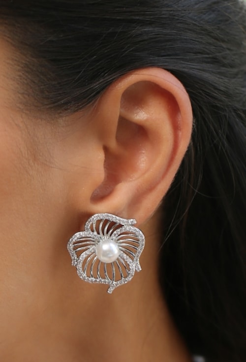 BRINCO FLOR COM PÉROLA CRAVEJADO RÓDIO BM2185-R