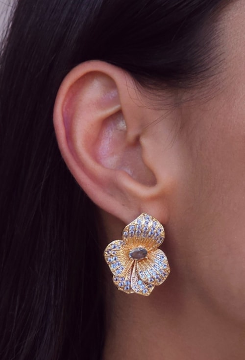BRINCO FLOR CRAVEJADO BM2110-O | OURO AZUL TOPÁZIO BRINCO FLOR CRAVEJADO BM2110-O | OURO AZUL TOPÁZIO
