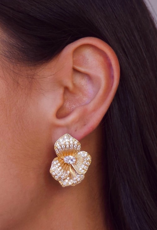 BRINCO FLOR CRAVEJADO BM2110-O | OURO CRISTAL