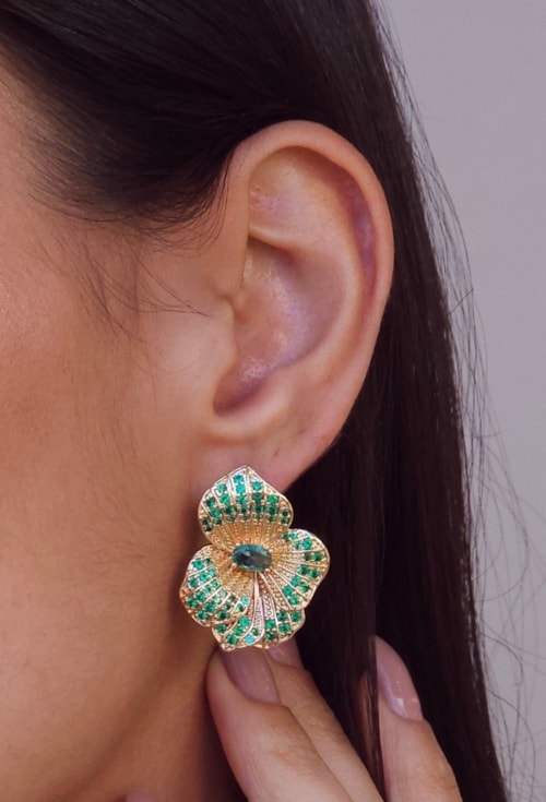 BRINCO FLOR CRAVEJADO BM2110-O | OURO ESMERALDA