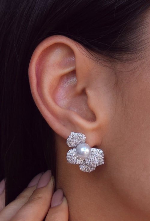 BRINCO FLOR CRAVEJADO COM PÉROLA RÓDIO BM2117-R BRINCO FLOR CRAVEJADO COM PÉROLA RÓDIO BM2117-R