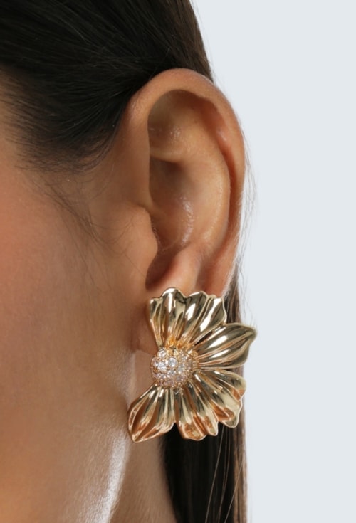 BRINCO FLOR ESCULPIDA COM CRAVEJADO NO OURO BM2170-O