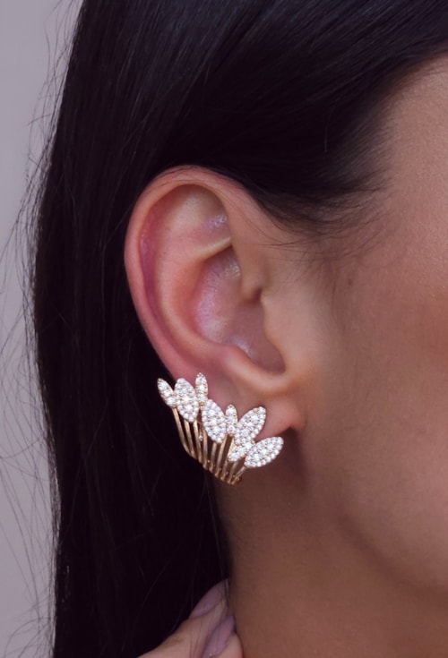 BRINCO FOLHAS CRAVEJADO COM PEDRA CRISTAL BM2112-O