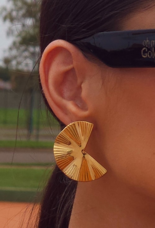 BRINCO LEQUE ORGÂNICO TEXTURIZADO AÇO DOURADO BM2121-AD