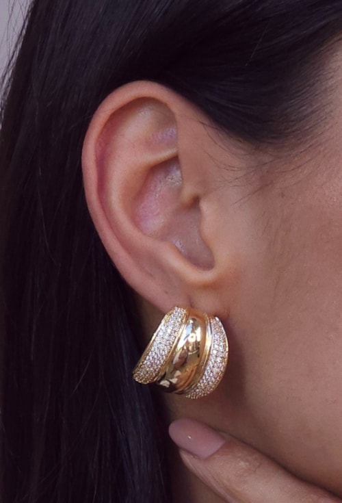 BRINCO MEIA ARGOLA CRAVEJADO COM PEDRA CRISTAL BM2109-O