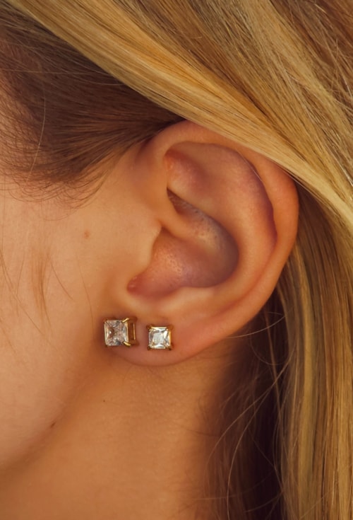 BRINCO PONTO DE LUZ QUADRADO 5MM EM AÇO INOX DOURADO BM2160-AD