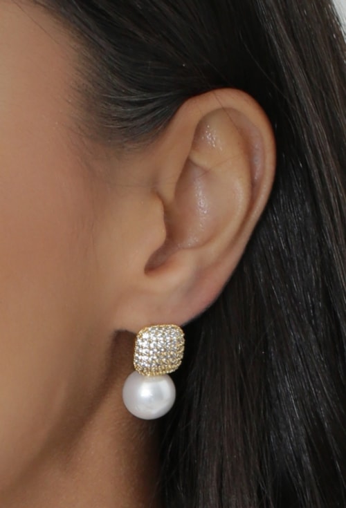 BRINCO QUADRADO CRAVEJADO COM PÉROLA OURO BM2199-O