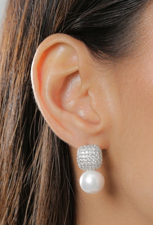 BRINCO QUADRADO CRAVEJADO COM PÉROLA RÓDIO BM2199-R