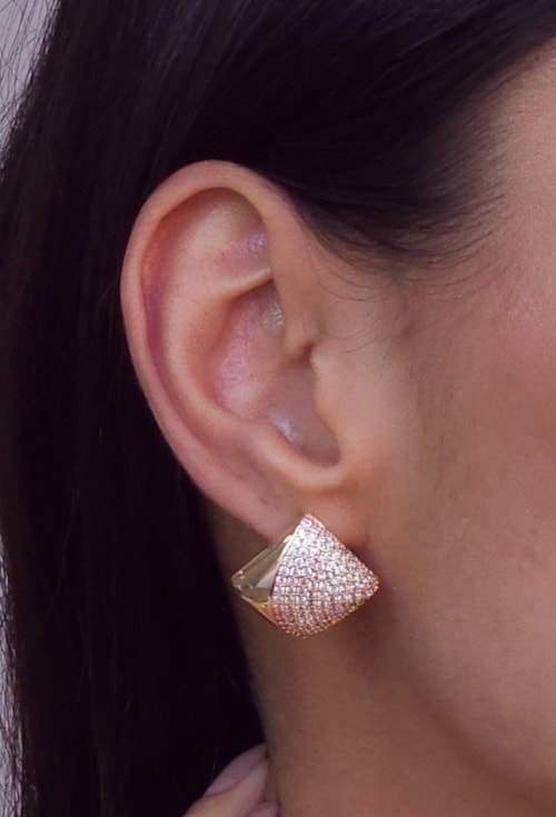 BRINCO QUADRADO CRAVEJADO COM PONTA LISA DOURADO BM2111-O