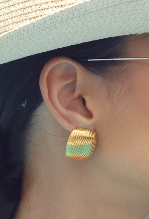 BRINCO QUADRADO ORGÂNICO COM TEXTURA AÇO DOURADO BM2118-AD