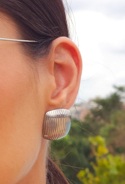 BRINCO QUADRADO ORGÂNICO COM TEXTURA EM AÇO BM2118-A