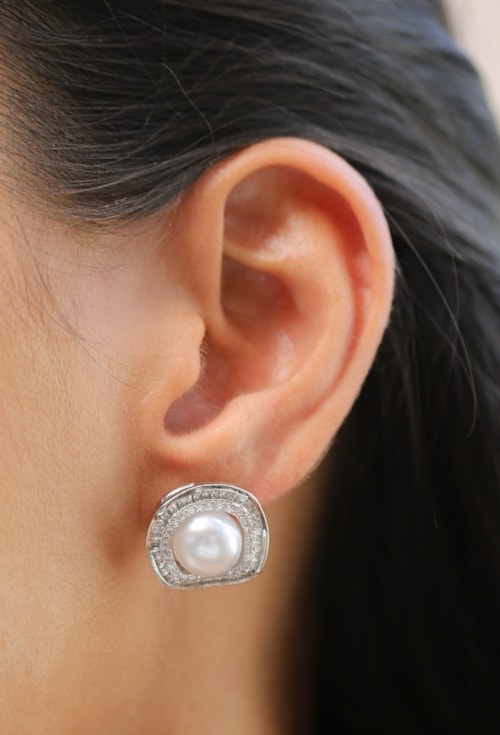 BRINCO QUADRADO PÉROLA CRAVEJADO NO RÓDIO BM2184-R