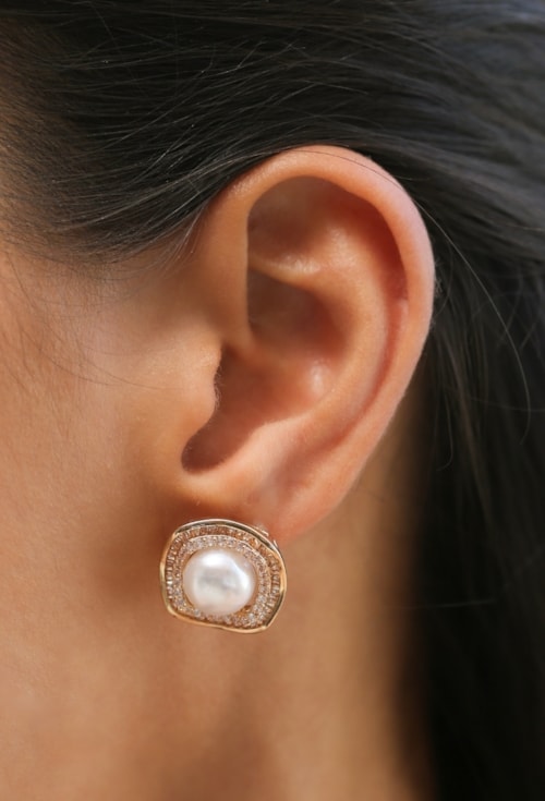 BRINCO QUADRADO PÉROLA CRAVEJADO OURO 18K 5 MILÉSIMOS BM2184-O BRINCO QUADRADO PÉROLA CRAVEJADO OURO 18K 5 MILÉSIMOS BM2184-O