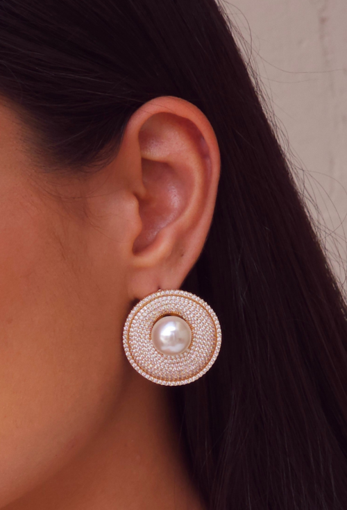 BRINCO REDONDO COM PÉROLA E ZIRCÔNIAS NO OURO BM2087-O BRINCO REDONDO COM PÉROLA E ZIRCÔNIAS NO OURO BM2087-O