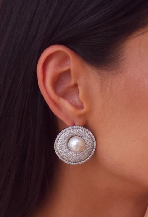 BRINCO REDONDO COM PÉROLA E ZIRCÔNIAS NO RÓDIO BM2087-R BRINCO REDONDO COM PÉROLA E ZIRCÔNIAS NO RÓDIO BM2087-R