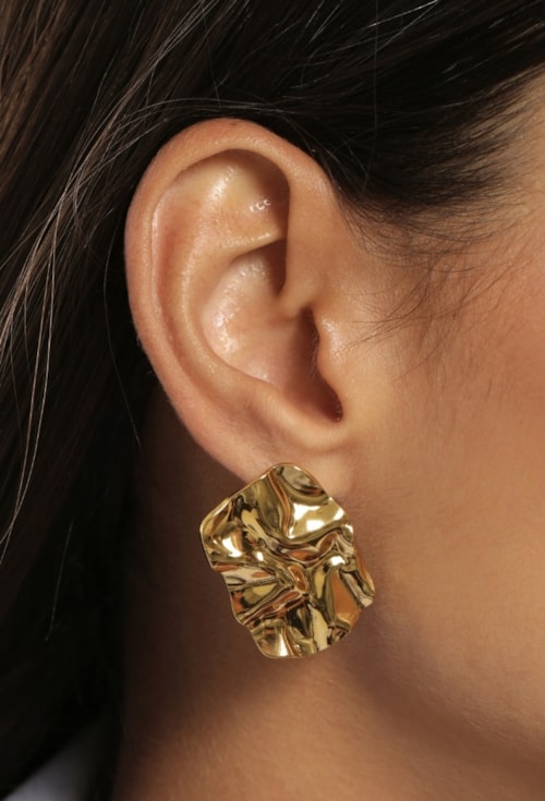 BRINCO RETANGULAR AMASSADO ESCULTURAL AÇO INOX DOURADO BM2169-AD