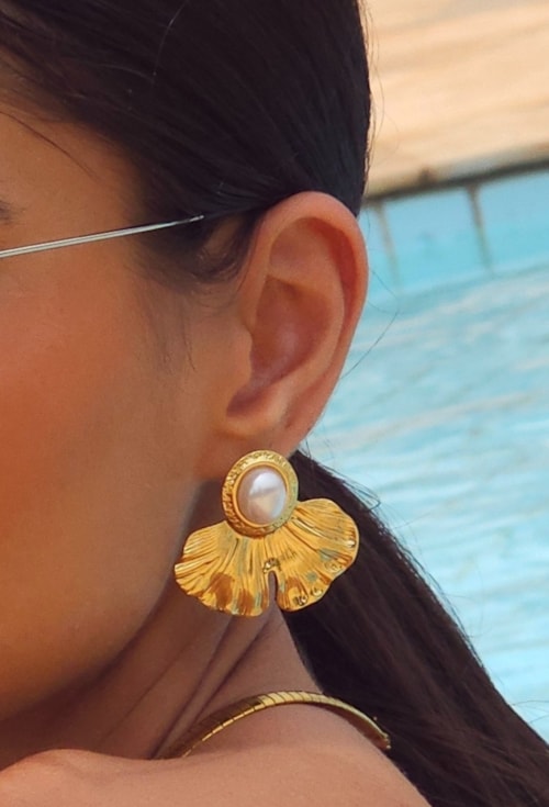 BRINCO TEXTURIZADO COM PÉROLA EM AÇO DOURADO BM2133-AD