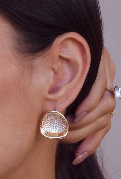 BRINCO TRIANGULAR CRAVEJADO COM PEDRA CRISTAL BM2108-O