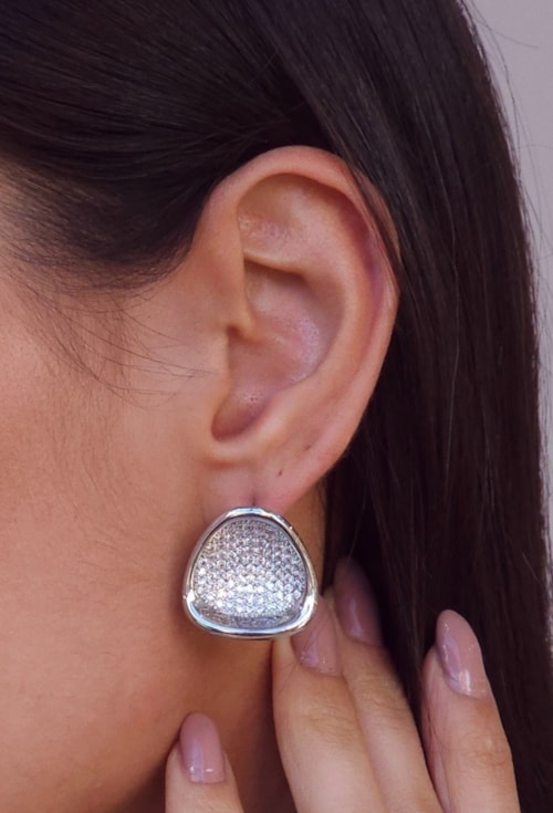 BRINCO TRIANGULAR CRAVEJADO COM PEDRA CRISTAL BM2108-R