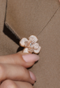 BROCHE FLOR CRAVEJADO BANHADO A OURO AC015-O