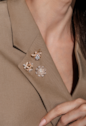 BROCHE FLOR CRAVEJADO COM PEDRAS BAGUETE BANHADO A OURO AC019-O