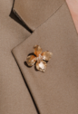 BROCHE FLOR TEXTURIZADO CRAVEJADO BANHADO A OURO AC017-O