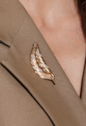 BROCHE FOLHA CRAVEJADO BANHADO A OURO AC014-O