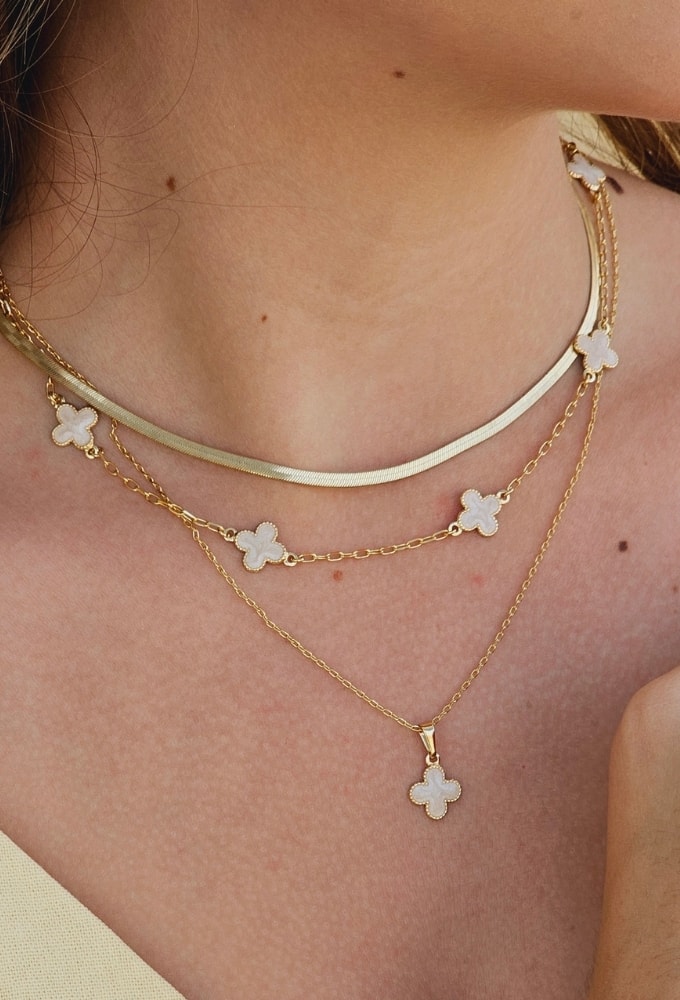 Choker de trevos pequenos perolado | Revenda Oh My Gold