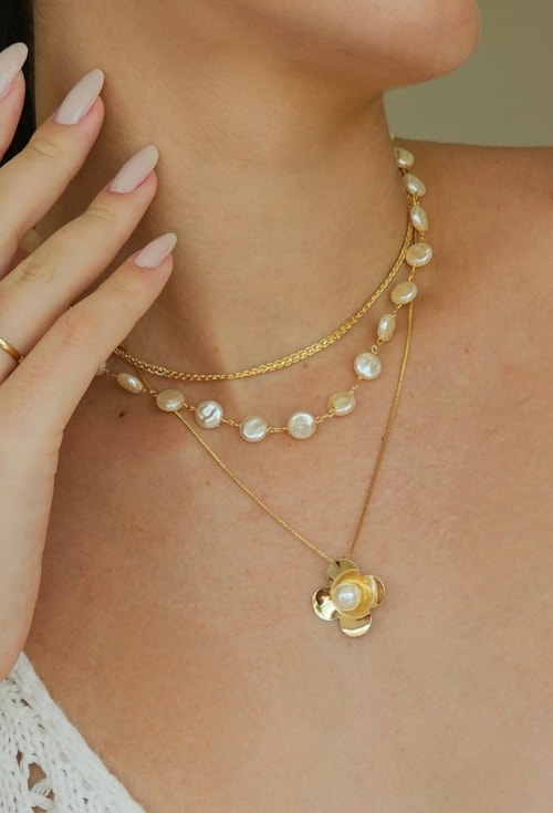 COLAR COM PINGENTE DE FLOR COM PÉROLA NO OURO CO709-O COLAR COM PINGENTE DE FLOR COM PÉROLA NO OURO CO709-O