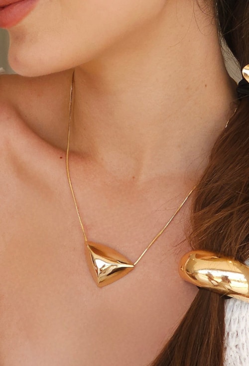 COLAR COM PINGENTE GEOMÉTRICO TRIANGULAR NO OURO G CO712-O COLAR COM PINGENTE GEOMÉTRICO TRIANGULAR NO OURO G CO712-O