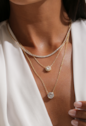 COLAR COM PINGENTE REDONDO E PEDRA CRISTAL BANHADO A OURO CO913-O