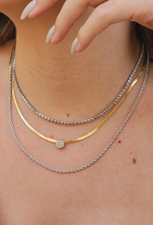 COLAR DE FITA COM PINGENTE CRAVEJADO NO RÓDIO CO685-O/R COLAR DE FITA COM PINGENTE CRAVEJADO NO RÓDIO CO685-O/R