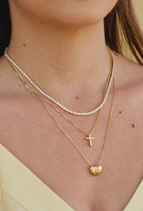 COLAR DELICADO COM PINGENTE DE CRUZ CRAVEJADA CO690-O COLAR DELICADO COM PINGENTE DE CRUZ CRAVEJADA CO690-O