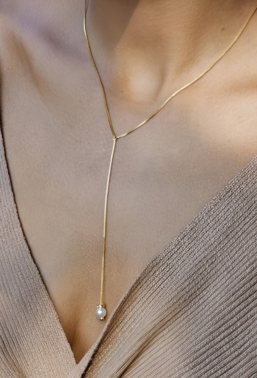 COLAR GRAVATINHA COM PÉROLA NO OURO CO649-O COLAR GRAVATINHA COM PÉROLA NO OURO CO649-O