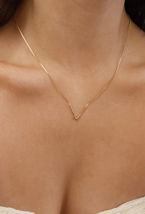 COLAR INSPIRAÇÃO COM PINGENTE EM V NO OURO CO604-O
