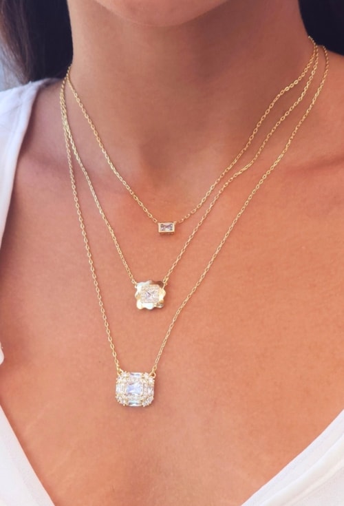 COLAR MINI INSPIRAÇÃO COM PINGENTE FLOR QUADRADA CRAVEJADO BANHADO OURO CO864-O